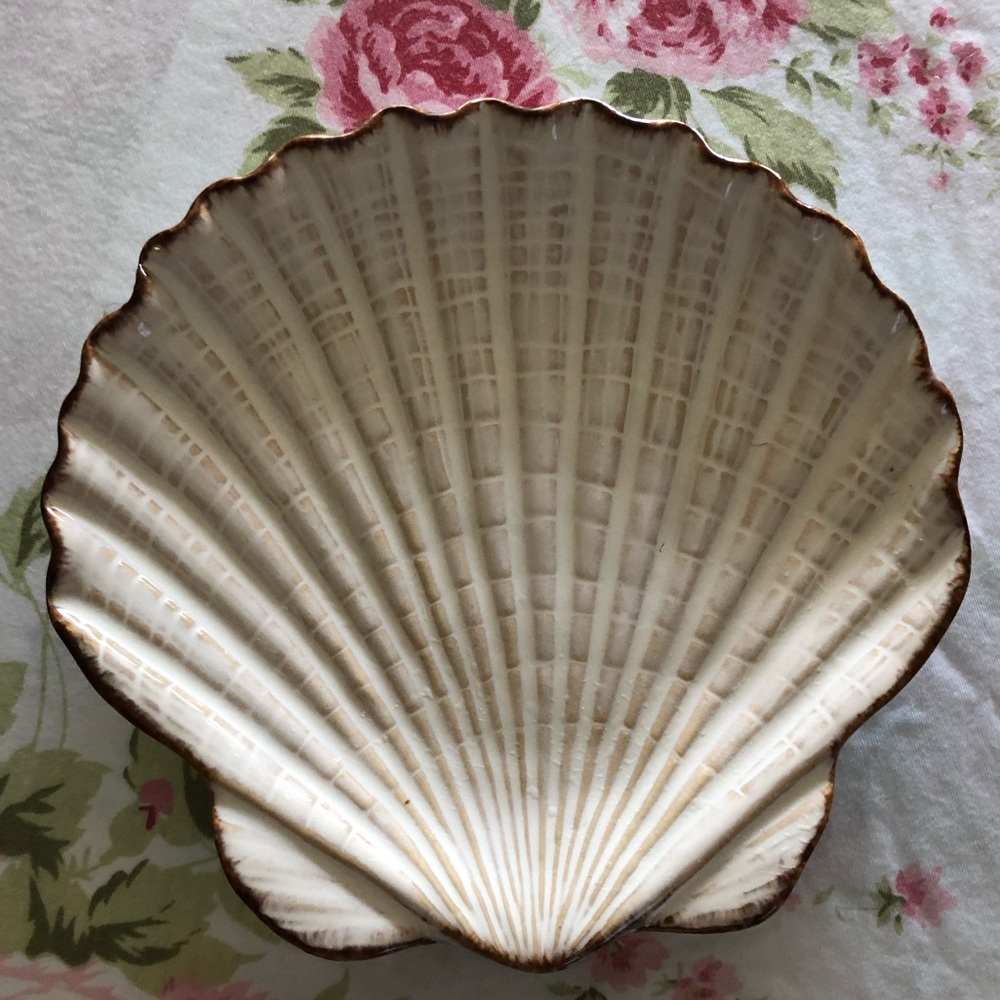 Vintage CRACKER BARREL scallop shell plate